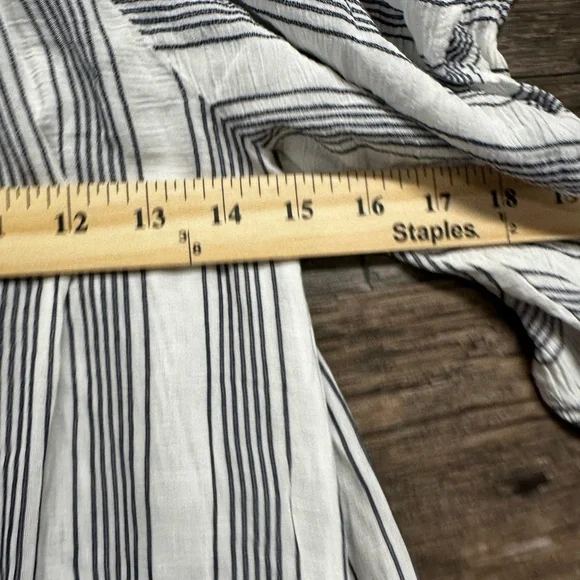 Abercrombie & Fitch White and Blue Smocked Flutter Sleeve Blouse - Picture 3 of 8